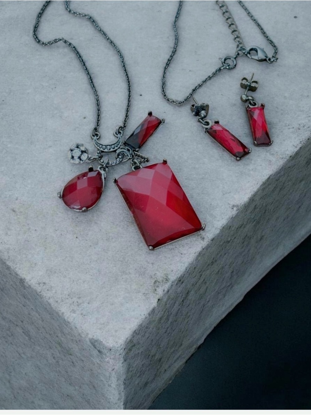 Avon Dramatic Red Crystal Pendant Necklace Earring Set Dark Silver Tone NIB